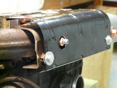 Hitzeschutzblech für Turbo, montiert, von unten schräge nach oben hinten gesehen