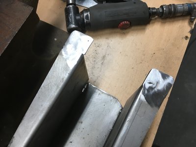 die zwei Laschen haben auch gefehlt. Die sitzen unter dem Rahmenteil. Also anschweißen....