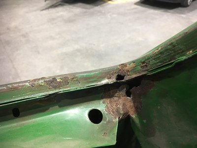 Habe mal die Scheiben ausgebaut. Ein Rostloch an der vorderen Scheibe war dann doch da. Ansonsten war zum Glück kein Rost unter den Gummis in den Scheiben.