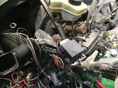 Hier sieht man die ganzen Steuergeräte für die Alarmanlage, ziemlich viel Durcheinander ab Werk...