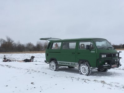 Mit vier Kindern auf Schlitten am Haken durch den Schnee, die hatten ihren Spaß