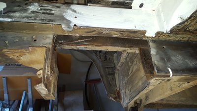 20160414_175922.jpg (186.26 KiB) 12556 mal betrachtet Länksträger Beifahrerseite rausgeschnitten. Blick vom VA-Diff Richtung Radkasten.