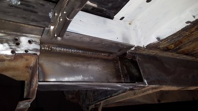 20160414_212453.jpg (160.89 KiB) 12562 mal betrachtet Träger beifahrerseitig eingesetzt.<br />Blick vom VA Diff Richtung Radkasten