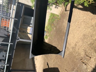 schwarz lackierte Verstärkung