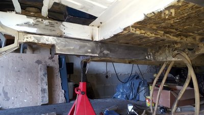 Träger beifahrerseitig fertig.<br />Blick vom VA Diff Richtung Radkasten