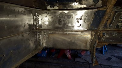 Träger beifahrerseitig fertig.<br />Blick vom Radkasten Richtung VA-Diff