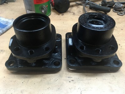 Radlagergehäuse hinten, rechts bereits mit neuen Radlagern