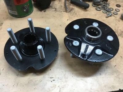 Radnaben hinten, mit neuen längeren Bolzen für die geplanten Spurplatten