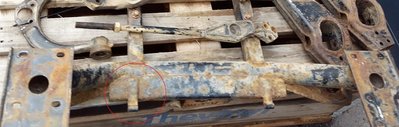 Vorderachsträger unten ist in Fahrtrichtung