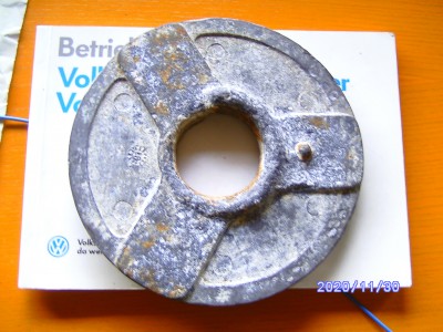 Plattenunterseite mit Arretierungsbolzen