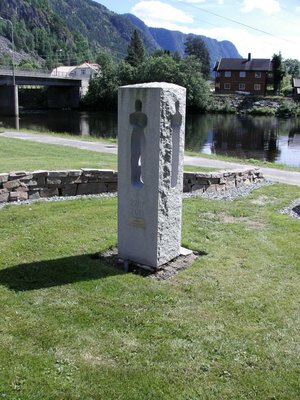 Dalen - Gedenkstein für ein Opfer von Anders Brejvik (2011) aus der Gemeinde. Solche individuell gestalteten Gedenkstätten haben wir an mehreren Orten in Norwegen angetroffen, sie erinnern an die Opfer des Attentäters von Oslo/Utöja.