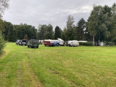Noch mal unsere Wagenburg auf dem vollkommen überfüllten Campingplatz.