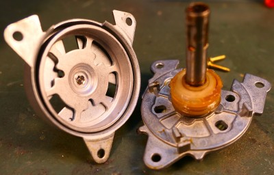 Tachogenerator Glocke und Antriebsachse.JPG