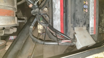 20260718_190615.jpg (3.33 MiB) 3231 mal betrachtet weißer Verbindungsstecker im Motorraum in der Nähe des Pluspols der Batterie, der die Klemme W und die Klemme D+ vom Kabel von der LiMa zum Kabelbaum nach vorne verbindet (D+ sieht blau aus und W wechselt von rot/schwarz zu grün